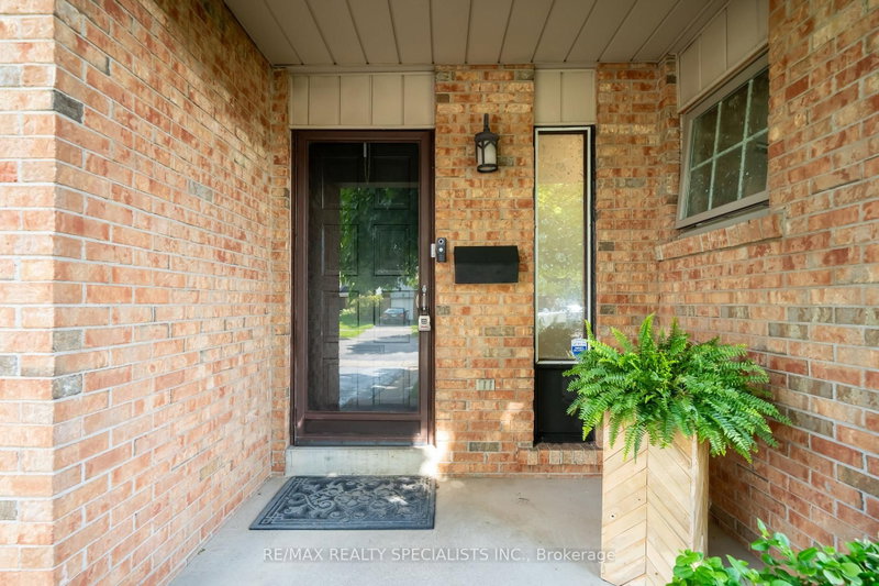 2431 Basswood Crescent