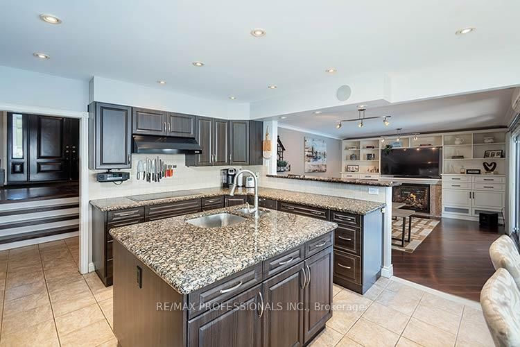 7 Treeline Court • Toronto, ON photo 10