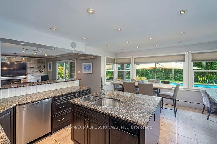 7 Treeline Court • Toronto, ON photo 12