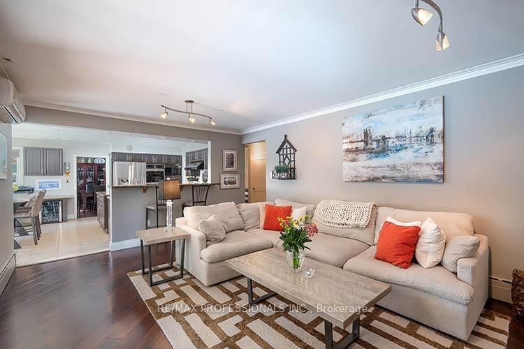 7 Treeline Court • Toronto, ON photo 9