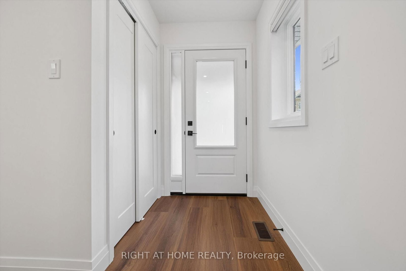 2294 Seton Crescent • Burlington, ON photo 4