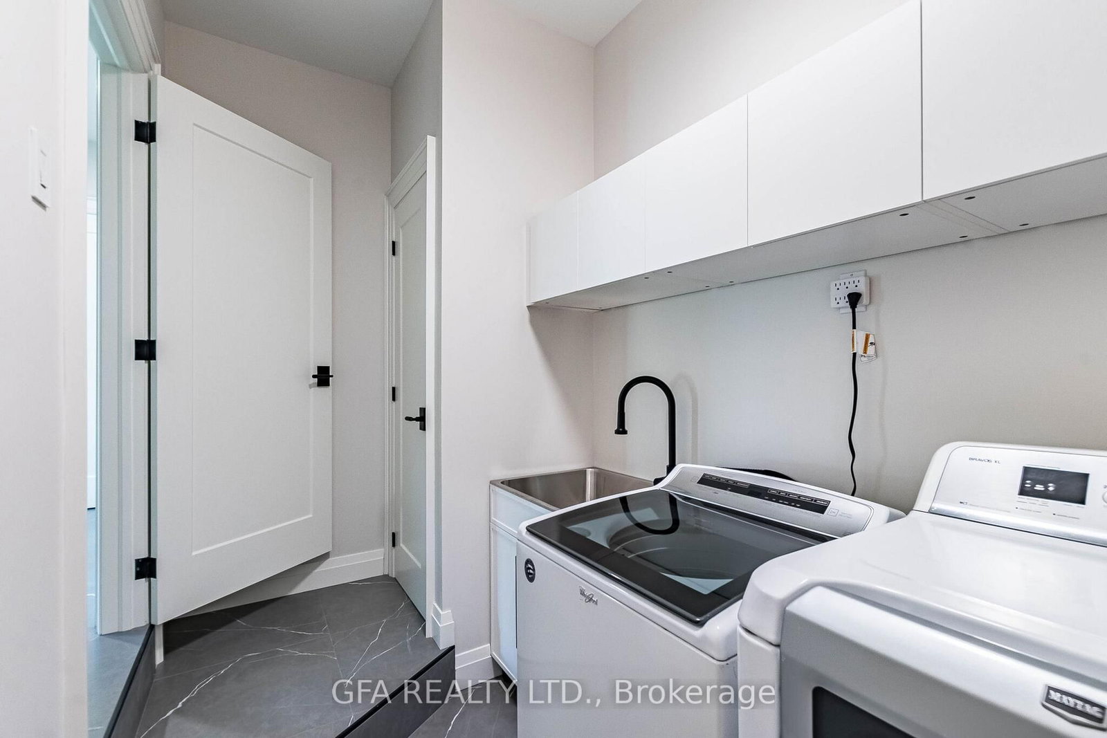 1027 Masters Green • Oakville, ON photo 41