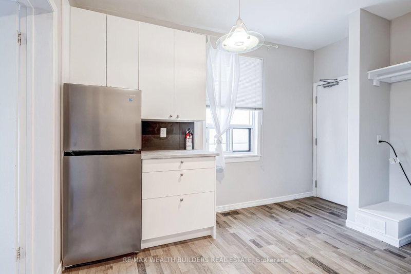 Upper Unit 2 - 2443 dundas Street W
