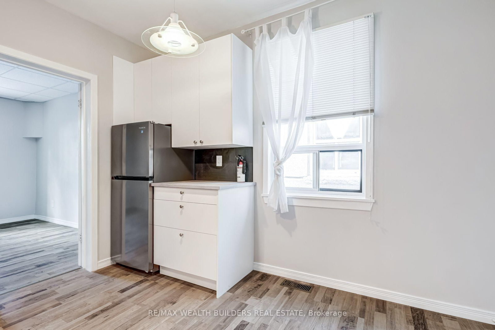 Upper Unit 2 - 2443 dundas Street W, Toronto 4