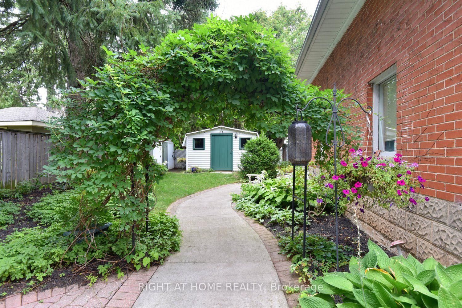 936 Boothman Avenue • Burlington, ON photo 31