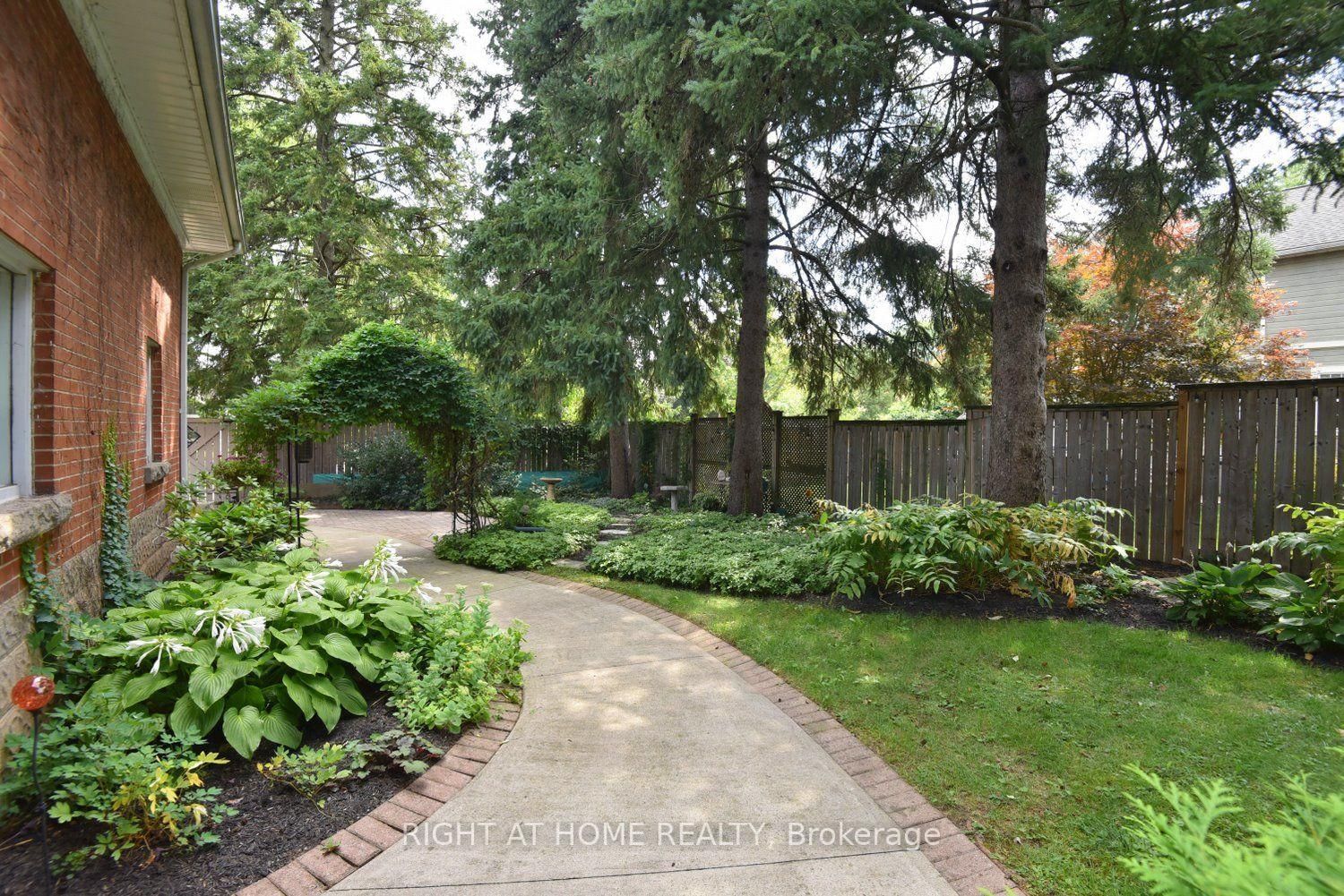 936 Boothman Avenue • Burlington, ON photo 33