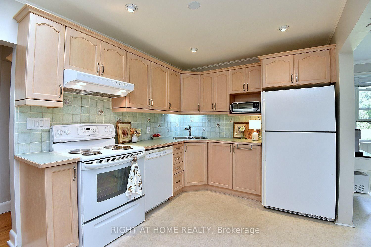 936 Boothman Avenue • Burlington, ON photo 9