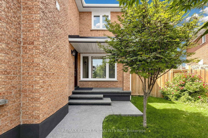 776 Savoy Crescent