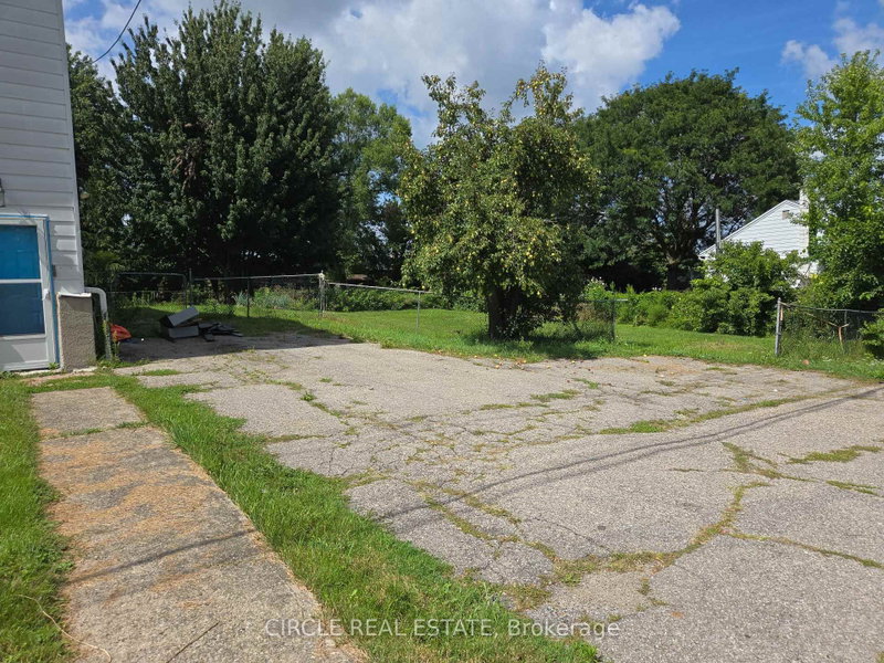 4 3rd Side Road S