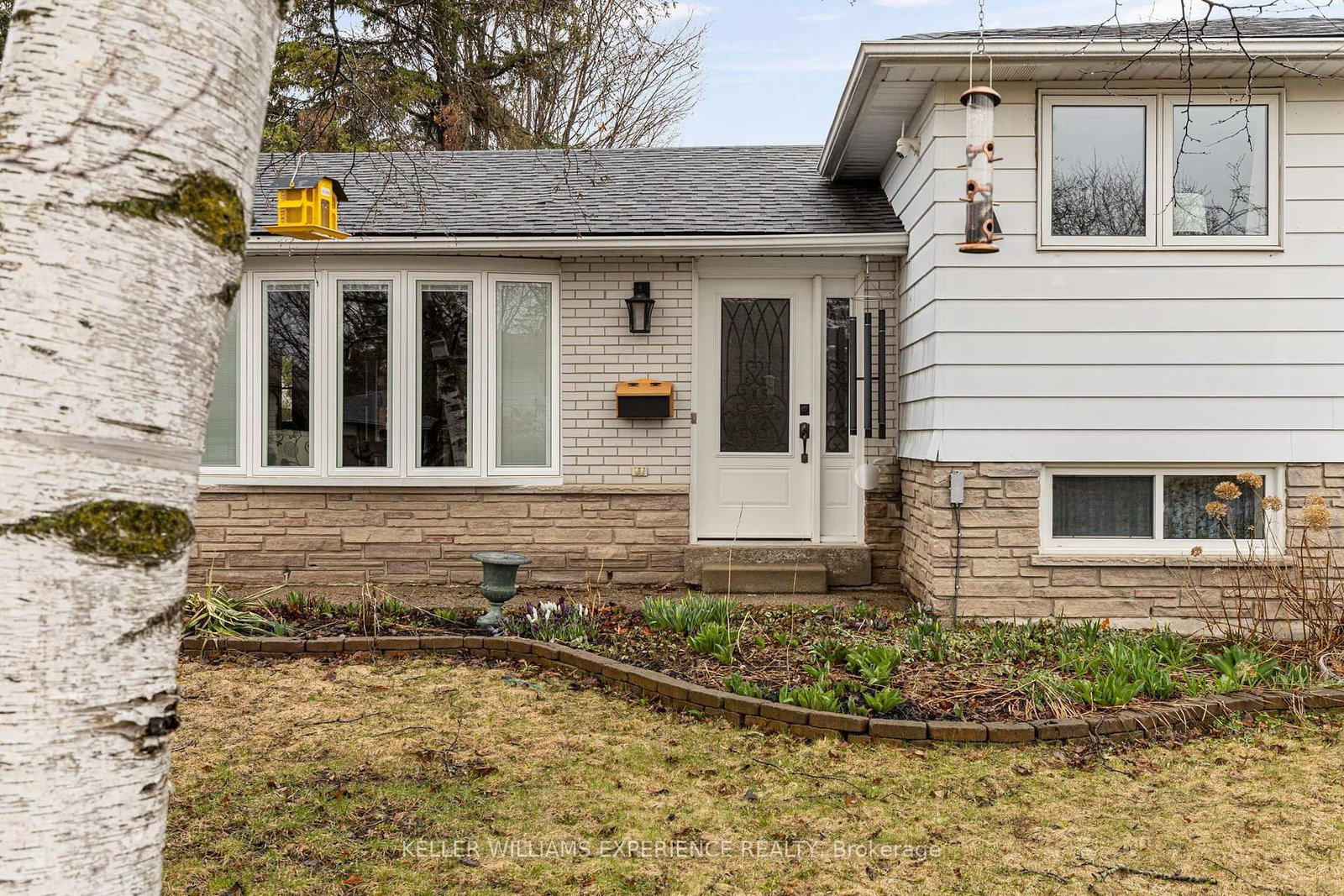 27 Rustic Crescent • Orangeville, ON photo 3