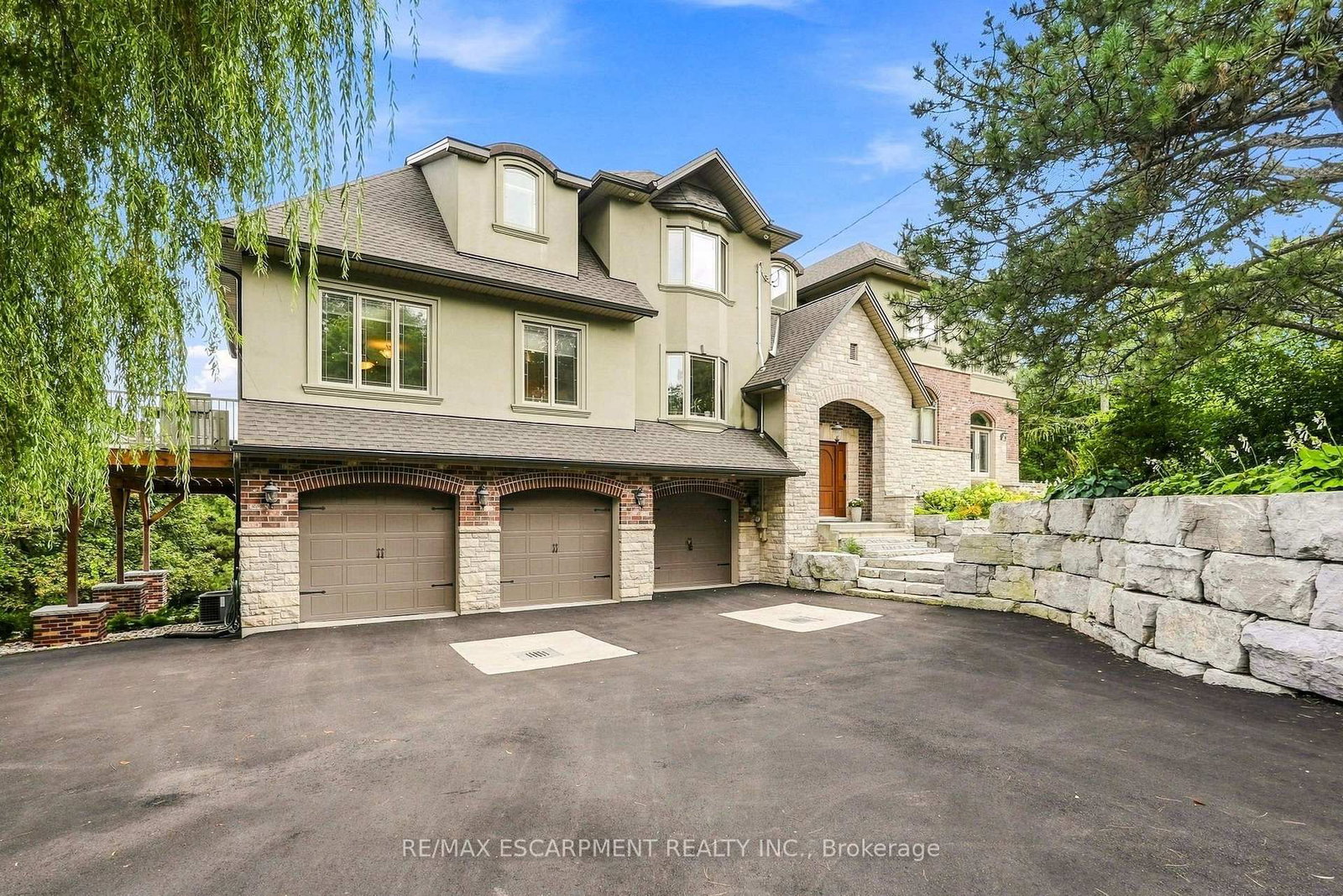 1296 Dundas Street • Burlington, ON photo 2