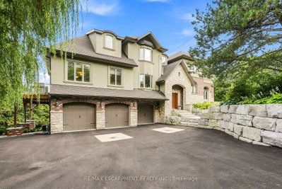 1296 Dundas Street • Burlington, ON photo 2