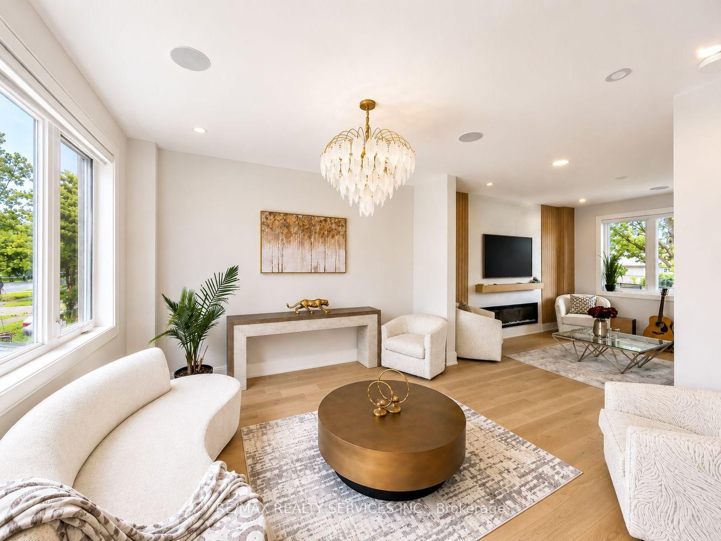 519 Third Line • Oakville, ON photo 2