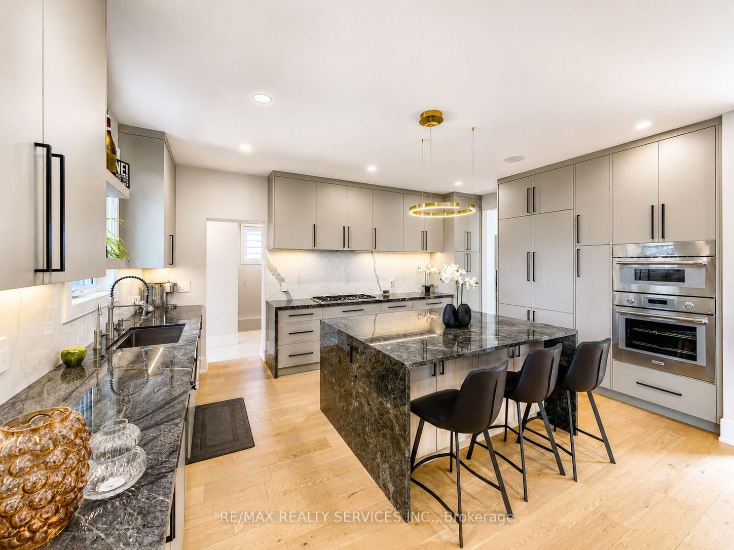 519 Third Line • Oakville, ON photo 8