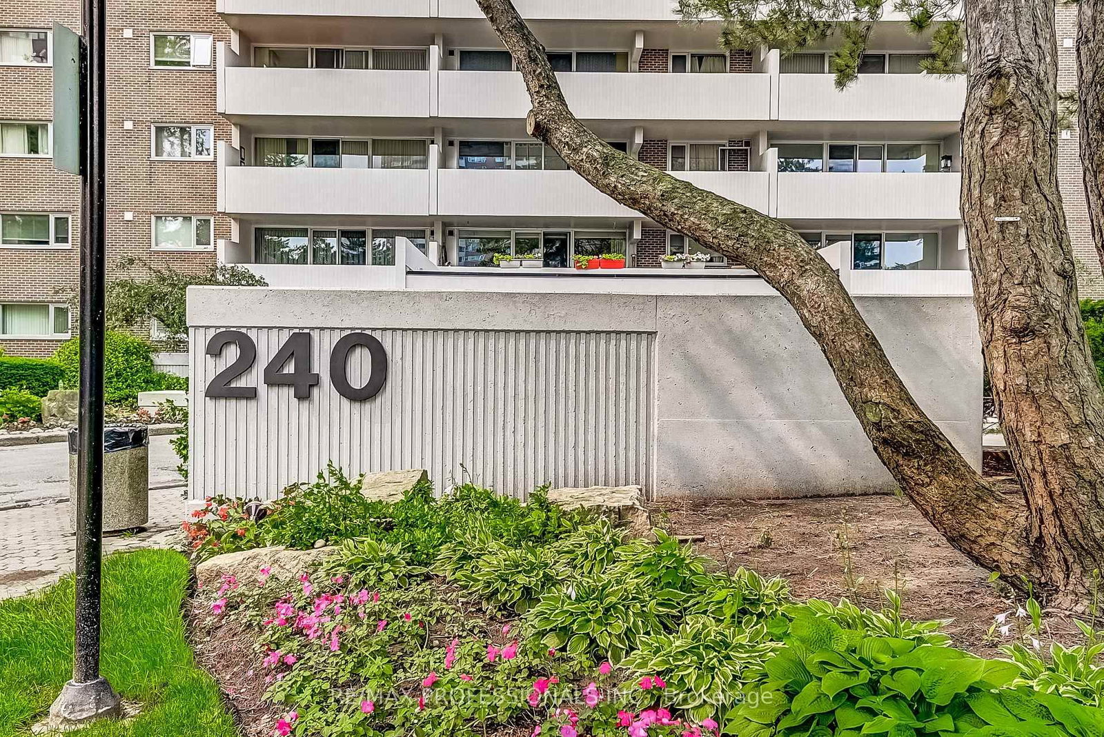 240 Scarlett Road • #1405 • Toronto, ON photo 2