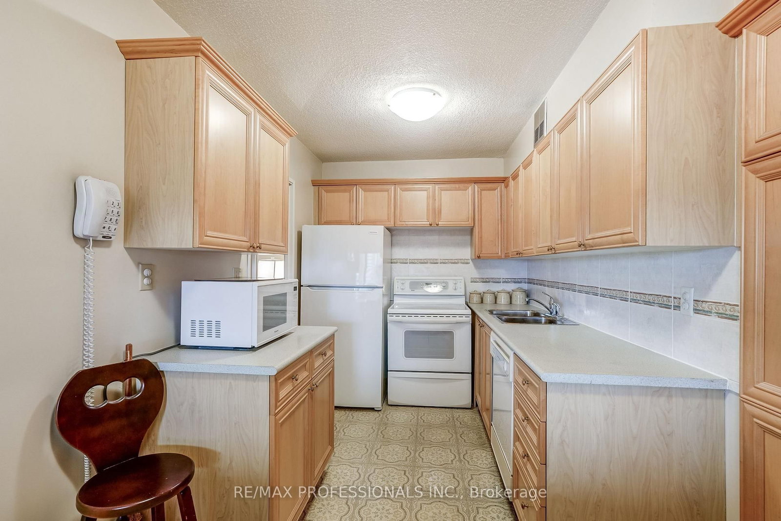 240 Scarlett Road • #1405 • Toronto, ON photo 9