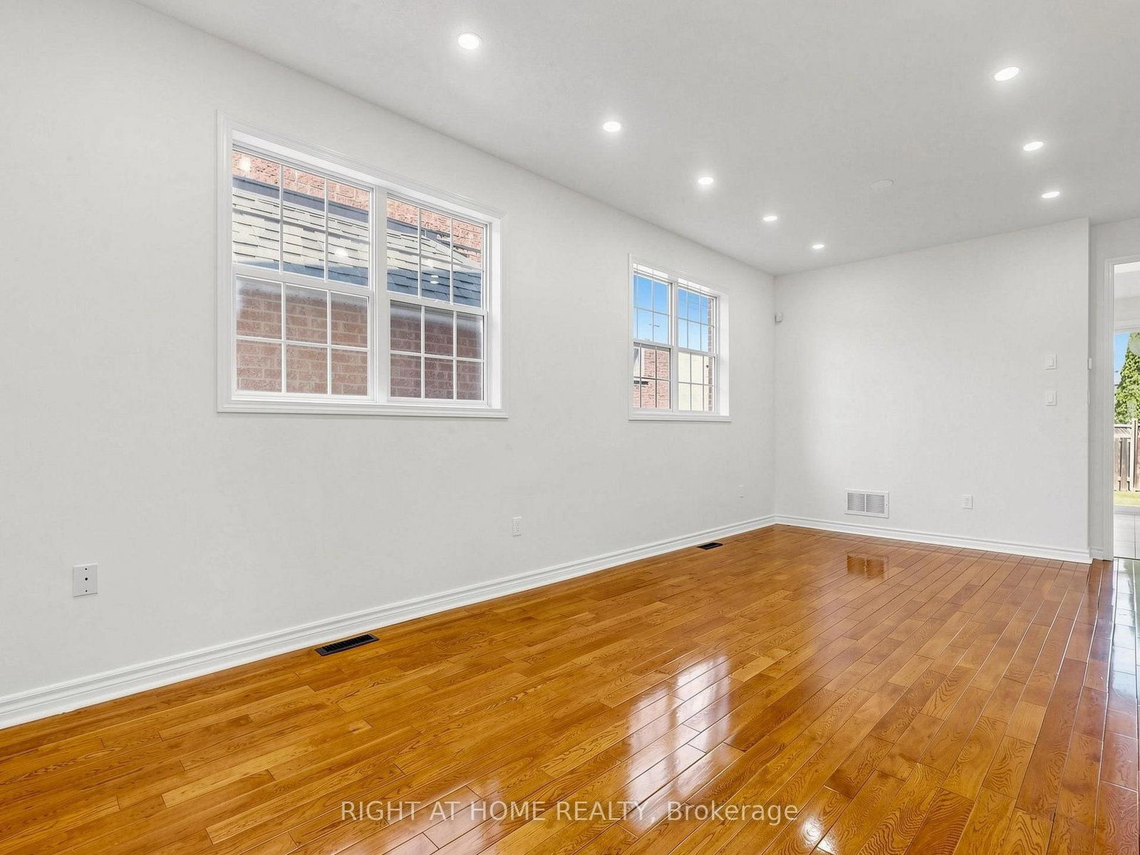5817 Whitehorn Avenue • Mississauga, ON photo 4