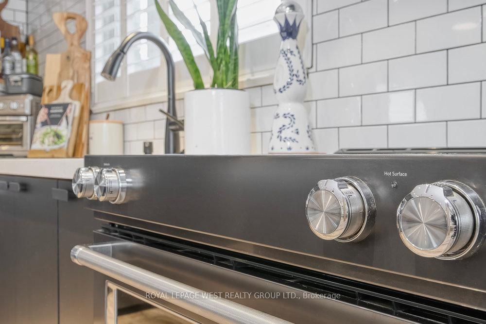 12 Leavenworth Crescent • Toronto, ON photo 12