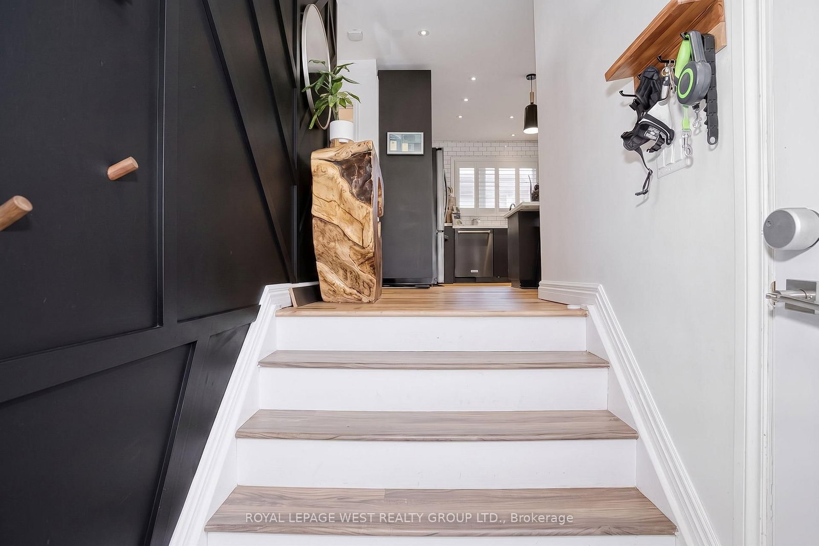 12 Leavenworth Crescent • Toronto, ON photo 3