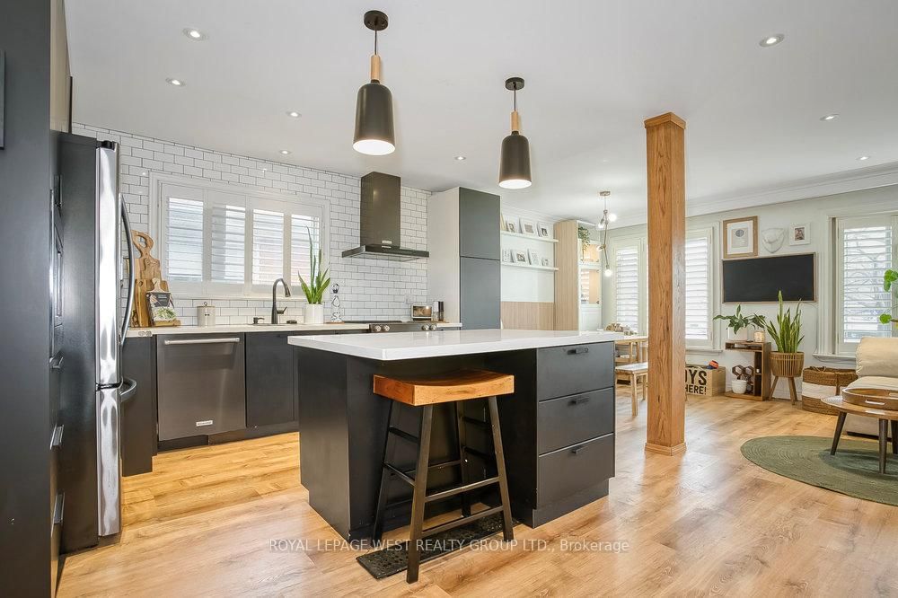 12 Leavenworth Crescent • Toronto, ON photo 6
