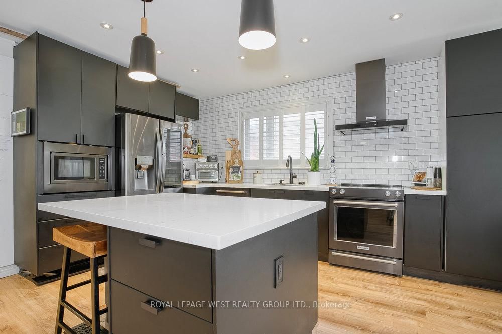 12 Leavenworth Crescent • Toronto, ON photo 8