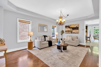 2241 Adirondak Trail • Oakville, ON photo 3