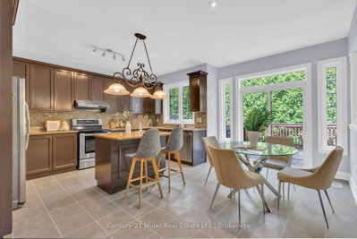 2241 Adirondak Trail • Oakville, ON photo 4