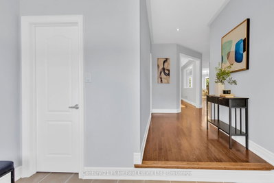 2241 Adirondak Trail • Oakville, ON photo 6