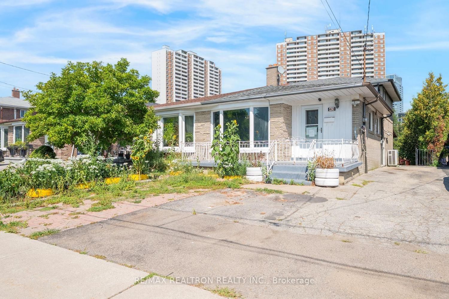 43 Lindylou Road • Toronto, ON photo 2