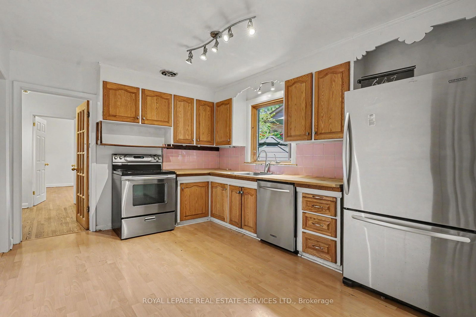 647 Burnhamthorpe Road • Toronto, ON photo 17