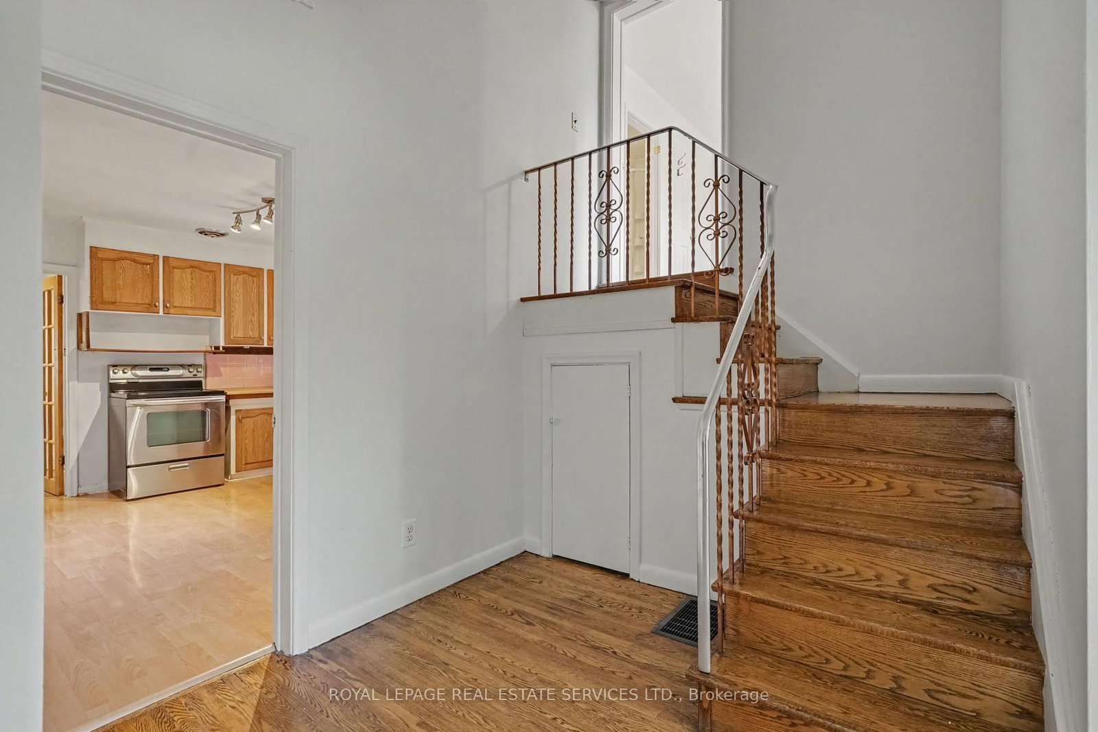 647 Burnhamthorpe Road • Toronto, ON photo 4
