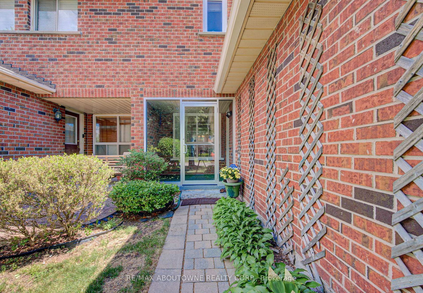 1140 Avondale Drive • Oakville, ON photo 3