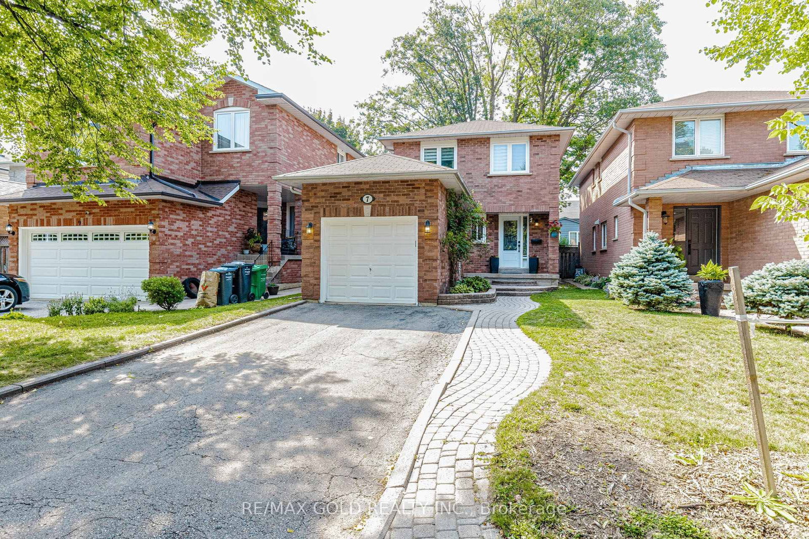 7 Clipstone Court • Brampton, ON photo 3
