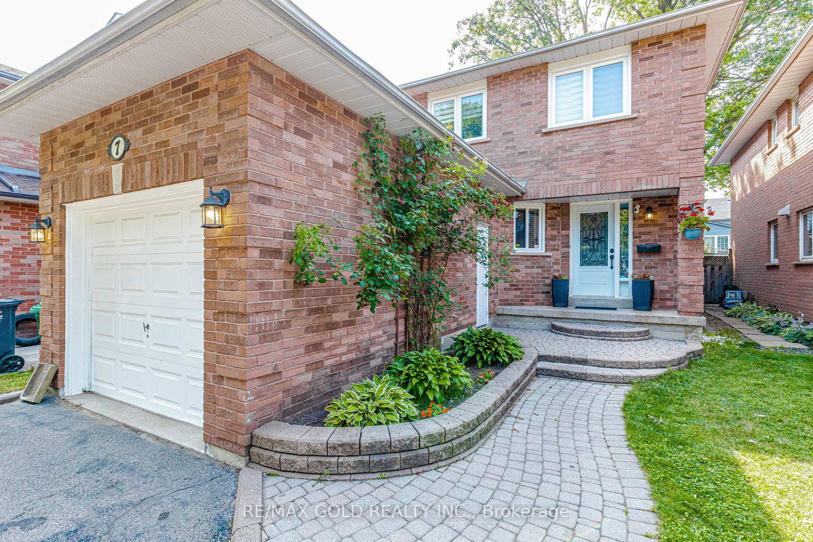 7 Clipstone Court • Brampton, ON photo 5