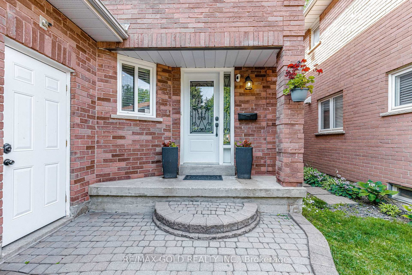 7 Clipstone Court • Brampton, ON photo 6