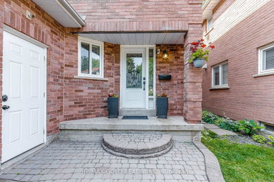 7 Clipstone Court • Brampton, ON photo 6