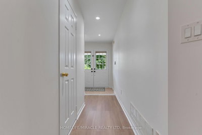 4191 Goldenrod Crescent • Mississauga, ON photo 3