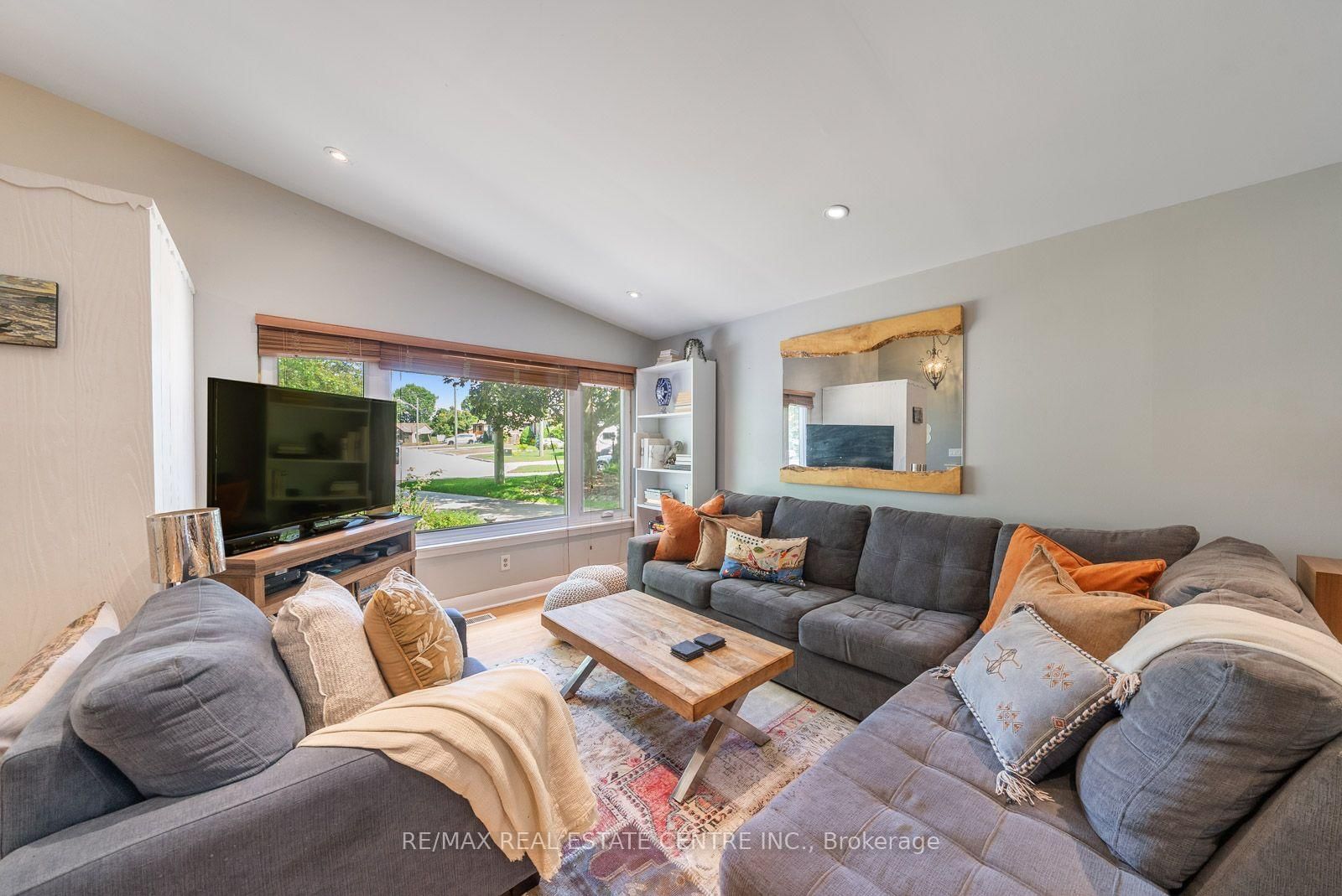 14 Lawrence Crescent • Brampton, ON photo 8