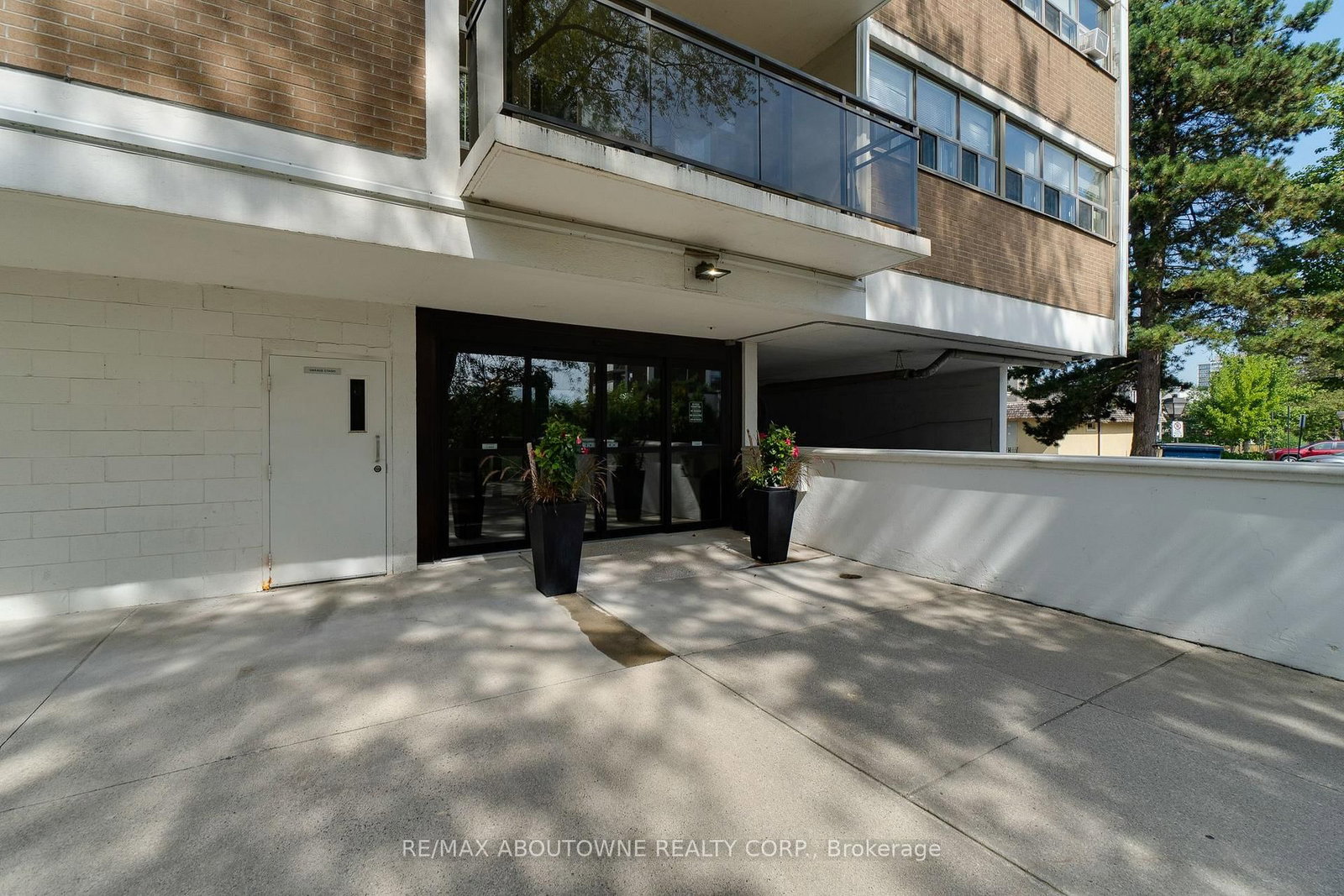 212 Kerr Street • #507 • Oakville, ON photo 3