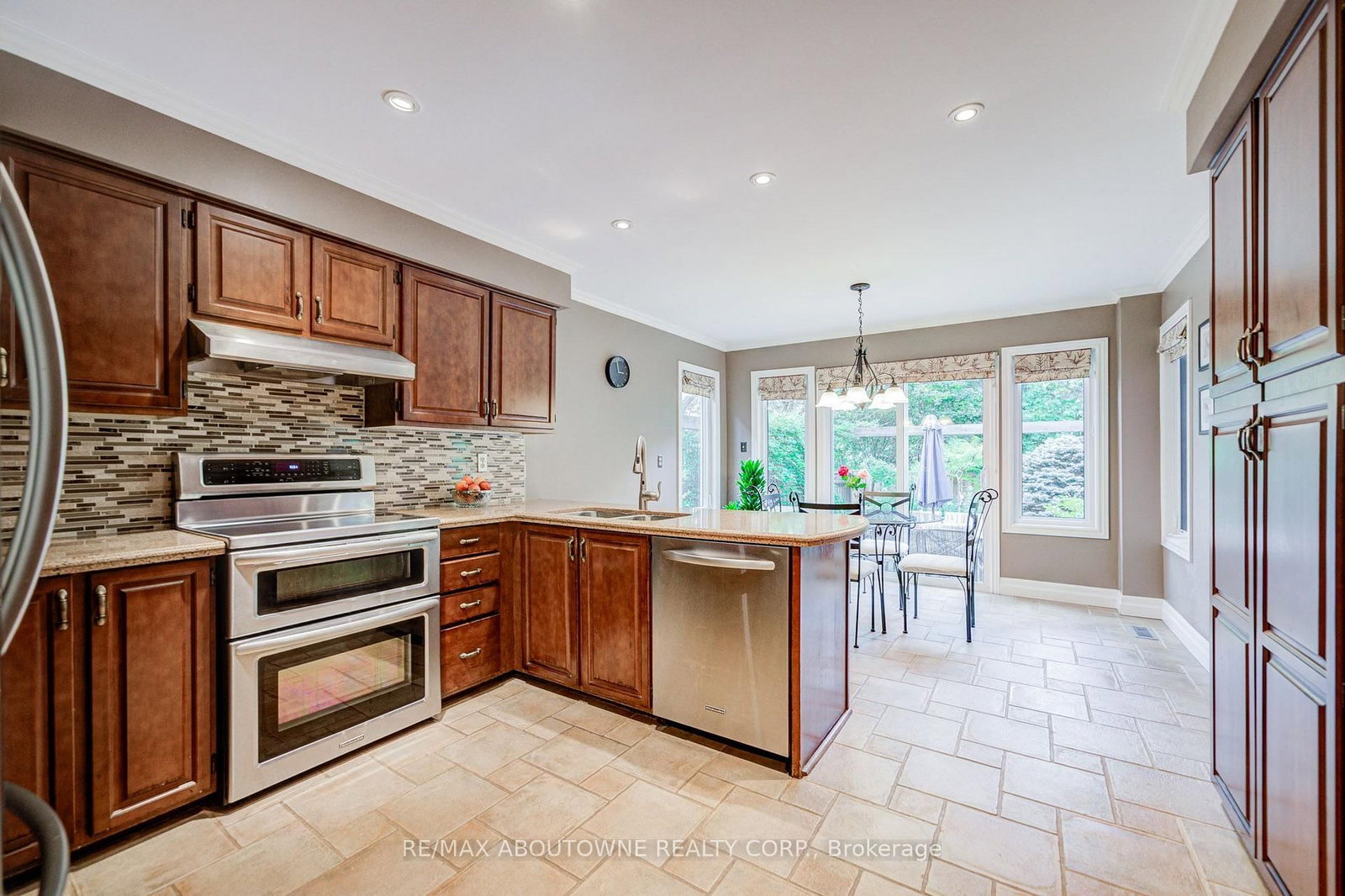 1511 Stoneybrook Trail • Oakville, ON photo 14
