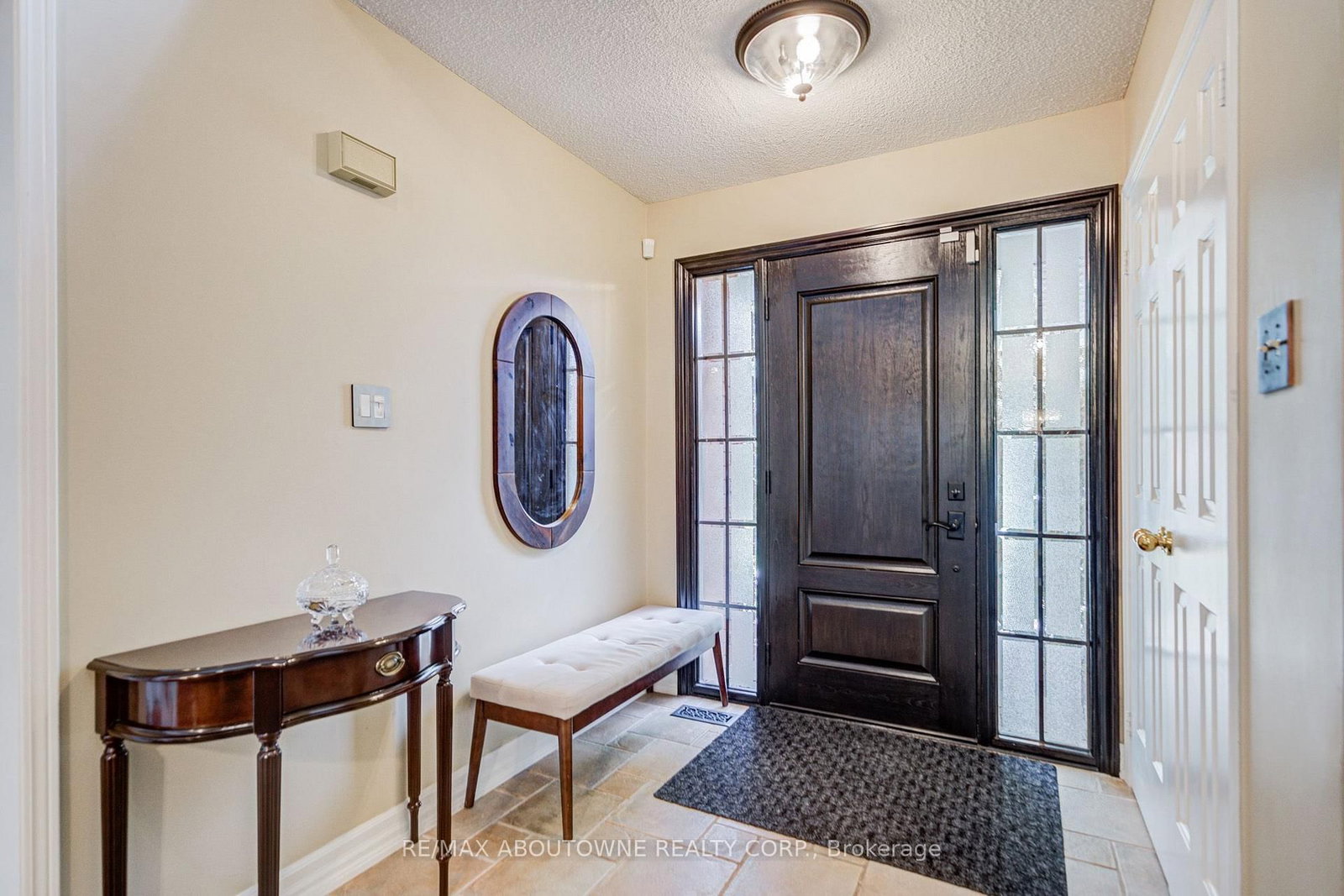 1511 Stoneybrook Trail • Oakville, ON photo 4