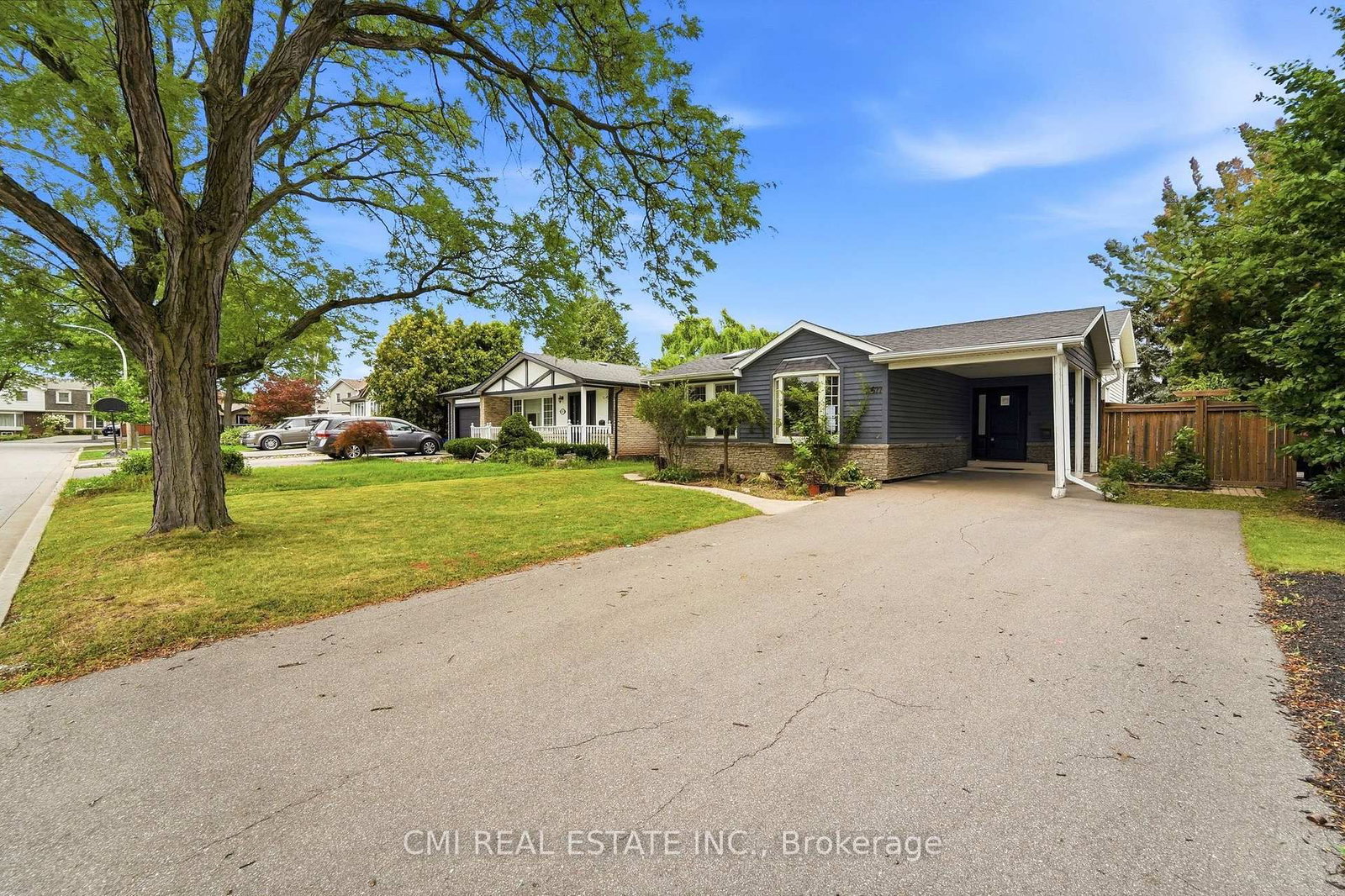 677 Lomond Crescent • Burlington, ON photo 3