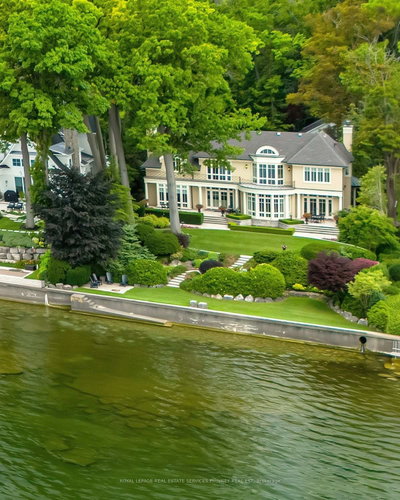 6 Ennisclare Drive W • Oakville, ON photo 2