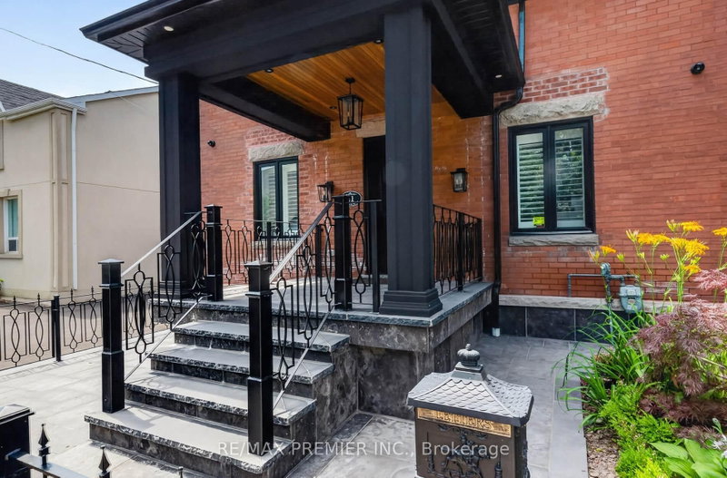 21 Elizabeth Street N