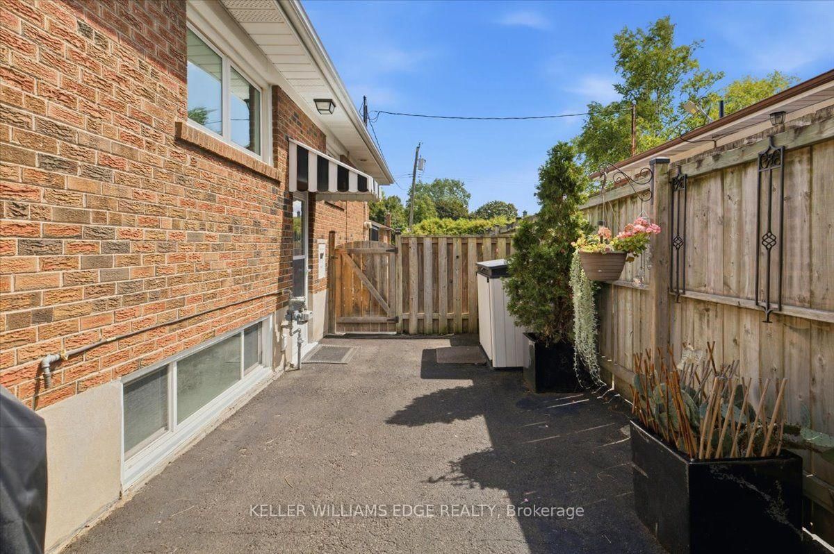 2407 Barclay Road • Burlington, ON photo 37