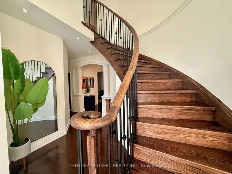 Main & 2nd Floor - 37 Prairie Creek Crescent
