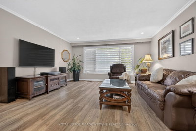 30 Metcalfe Court • Halton Hills, ON photo 6