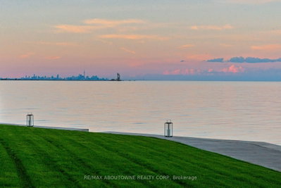 3 Ennisclare Drive E • Oakville, ON photo 9