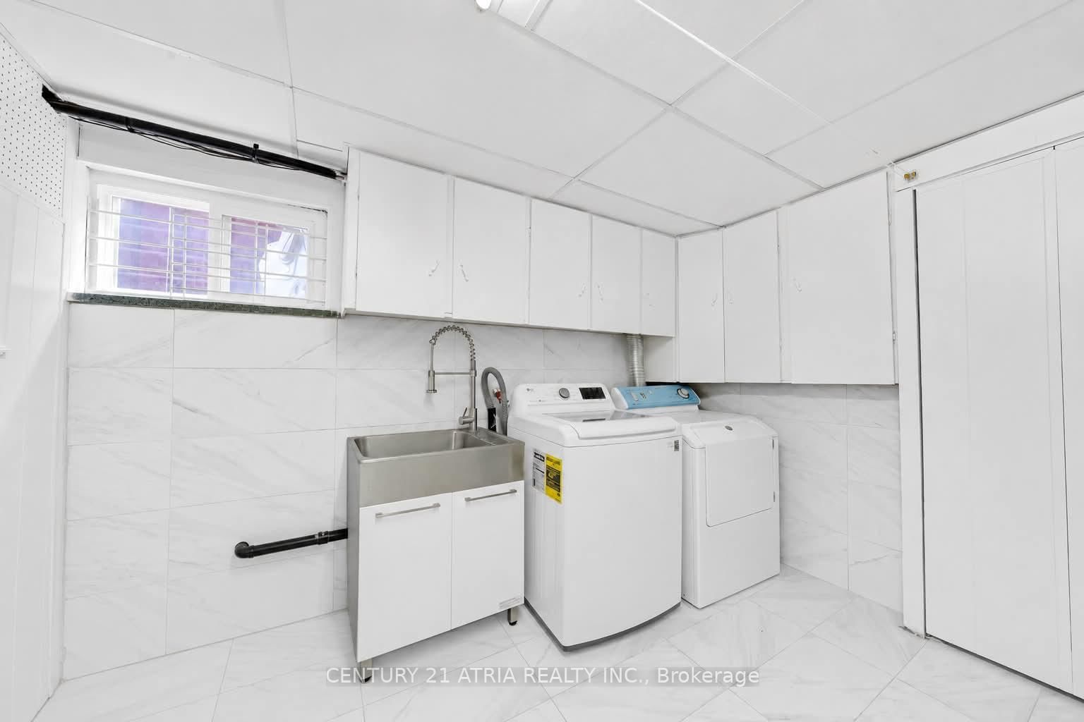 110 Harding Avenue • Toronto, ON photo 27