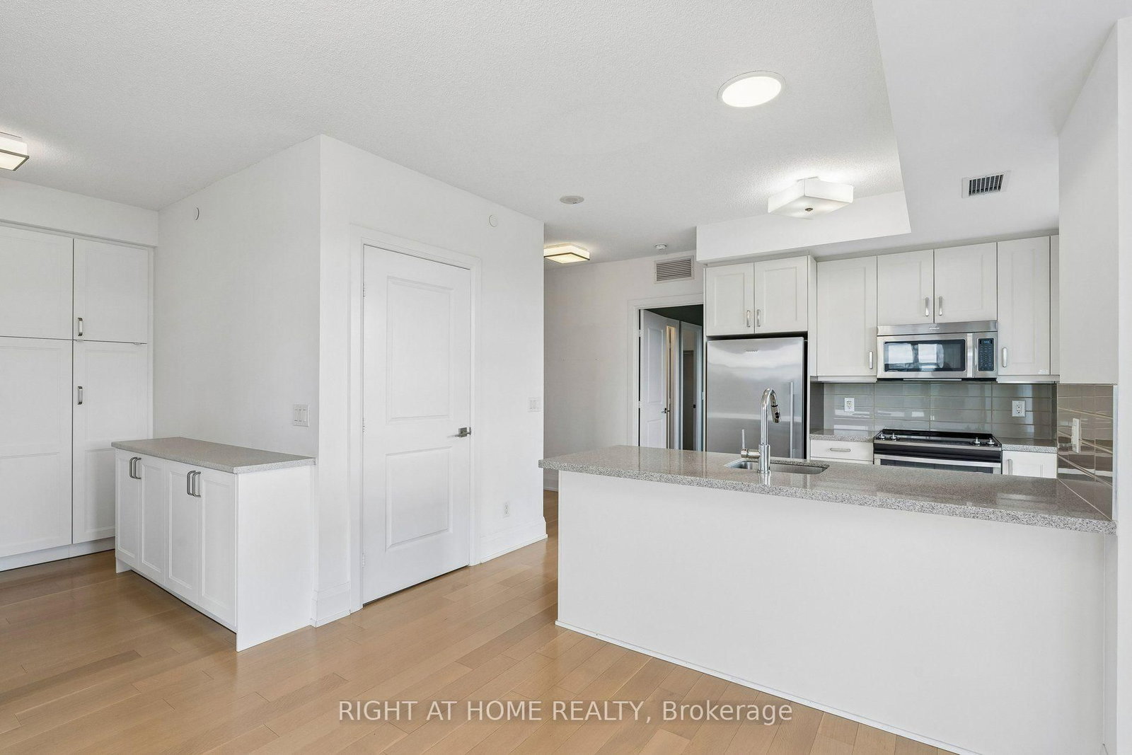 2 Old Mill Drive • #717 • Toronto, ON photo 5